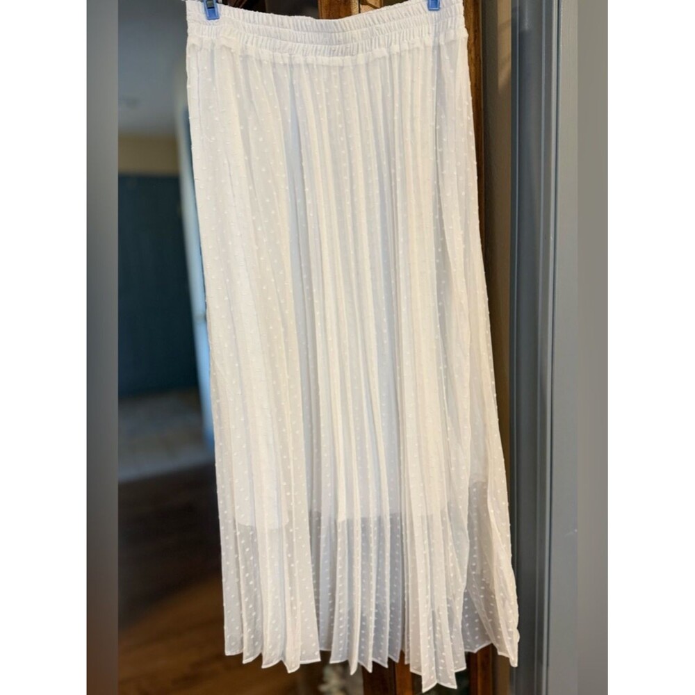 JODIFL Elegant White Swiss Dot Pleated High-Low Skirt - Picture 4 of 13